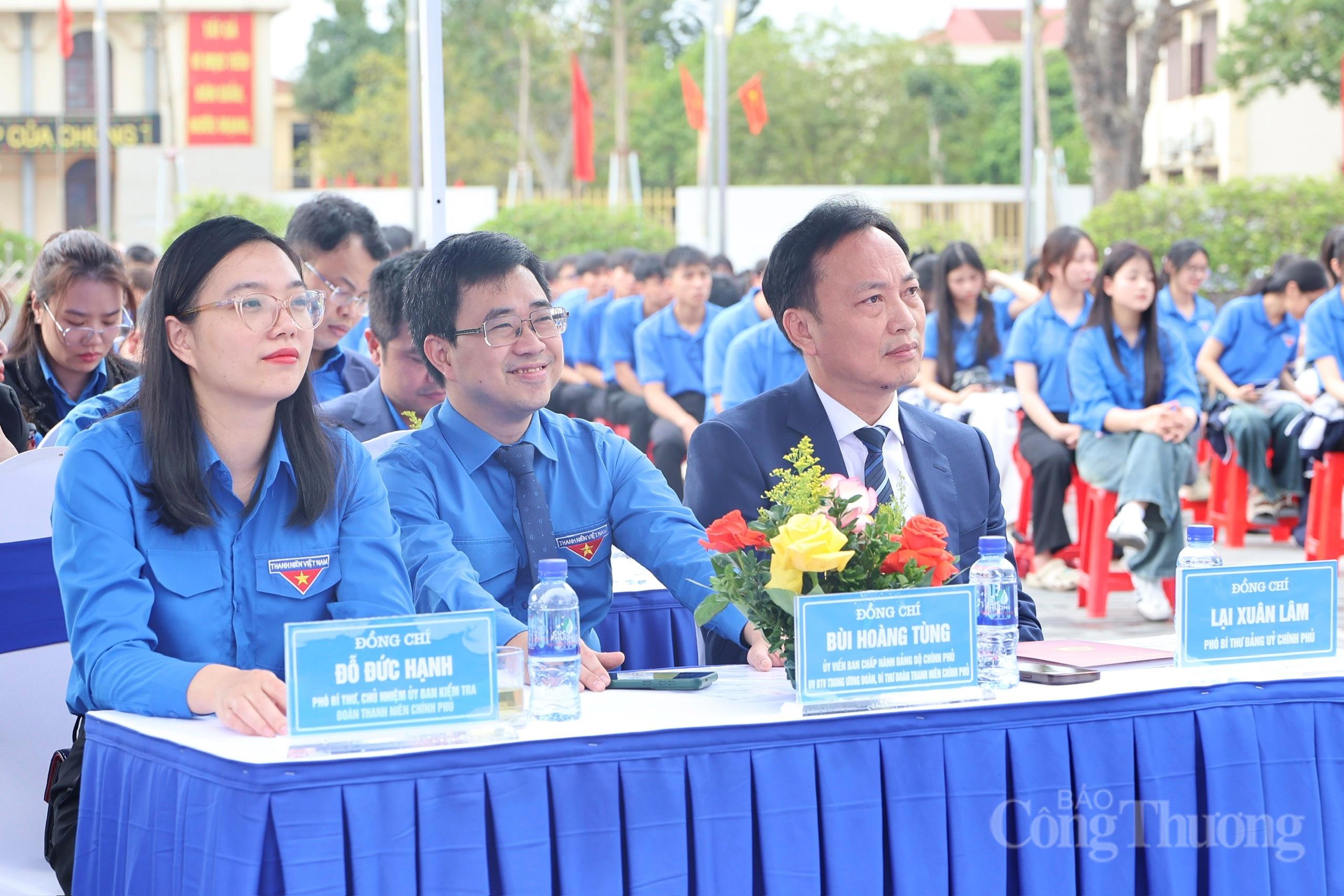 Đại biểu các cơ quan Trung ương, tỉnh Ninh Bình và đại diện các đơn vị tham dự chương trình. Ảnh: Quỳnh Trang