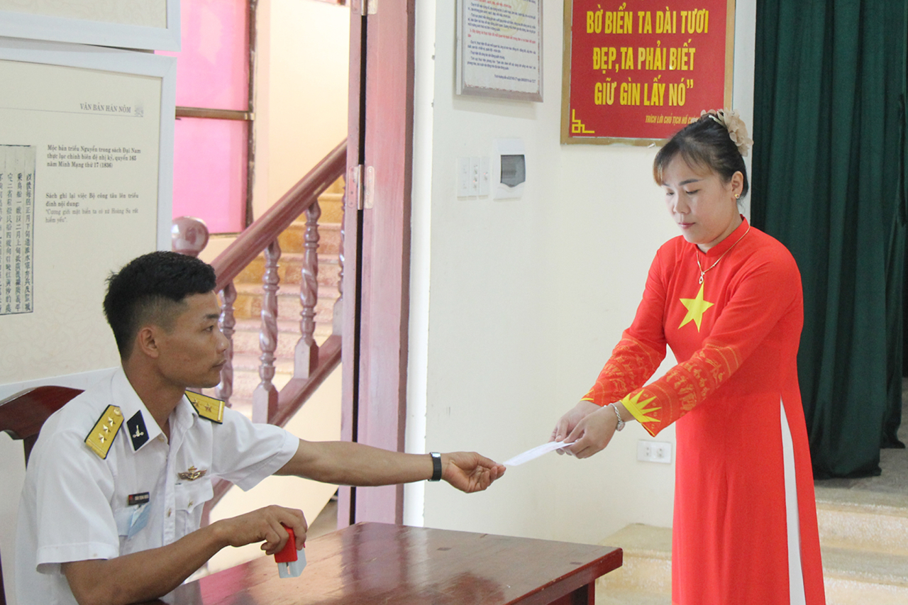 Cử tri ở Đặc khu Trường Sa hoàn thành bỏ phiếu và ra đóng dấu "Đã bỏ phiếu" vào Thẻ cử tri. Ảnh: HQ