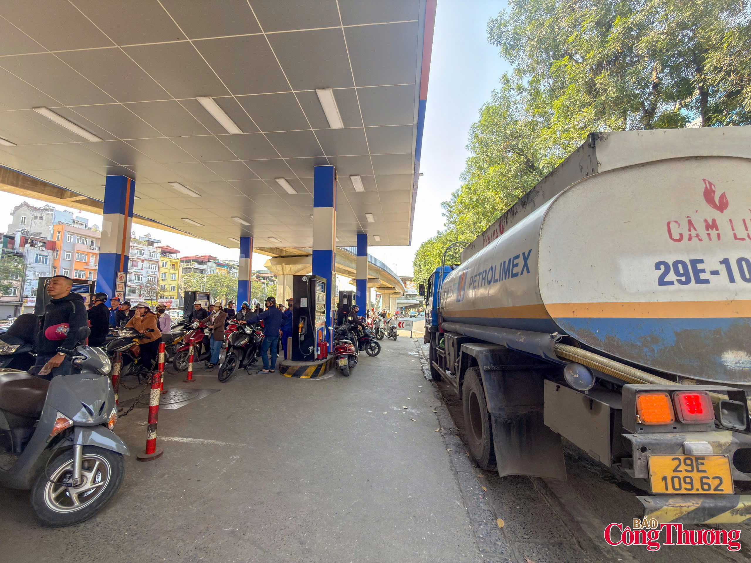 Một cây xăng tại Hà Nội chiều 10/3. Ảnh: Nam Nguyễn