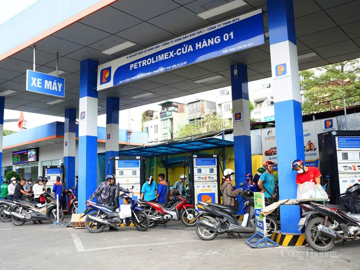 Giá xăng được điều chỉnh theo quy định tại Okevip link không chặn số 36/NQ-CP. Ảnh: Cấn Dũng