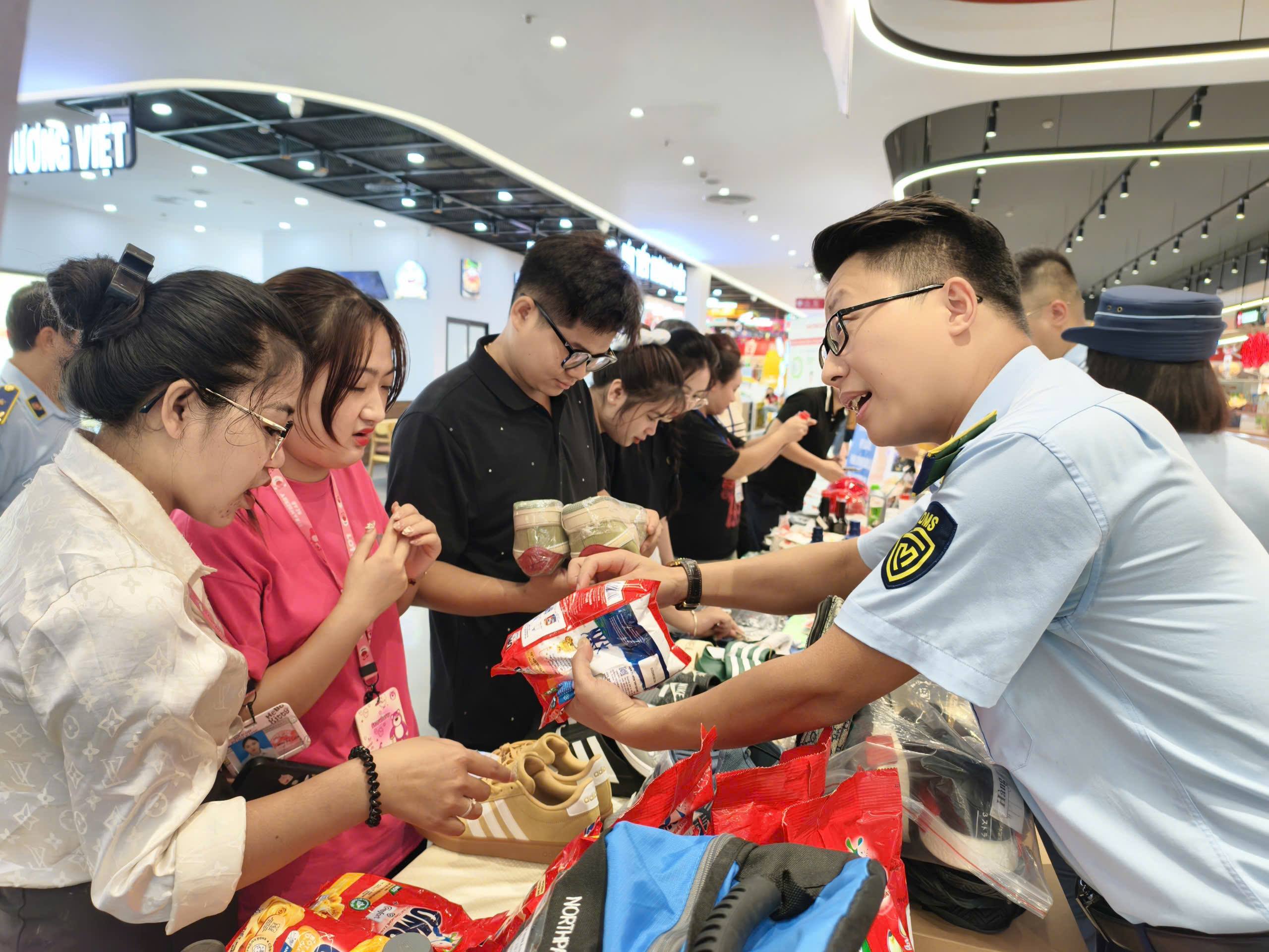 Tỉnh Lào Cai tăng cường công tác bảo vệ quyền lợi của người tiêu dùng. Ảnh minh hoạ