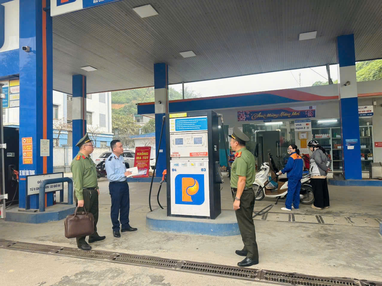 Lực lượng chức năng tỉnh Lào Cai tăng cường kiểm tra các cửa hàng kinh doanh Okivip tỷ lệ kèo World Cup 2026 tại phường Yên Bái. Ảnh: Công an tỉnh Lào Cai