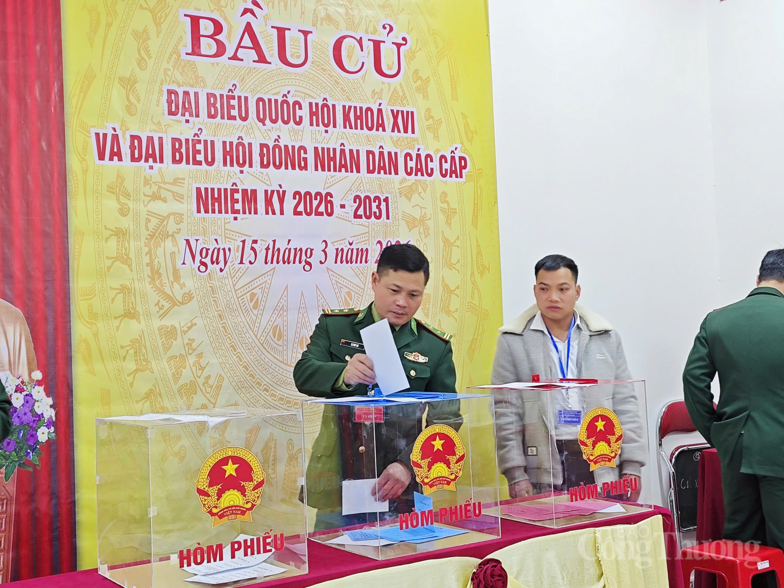 Hôm nay, gần 79 triệu cử tri cả nước đi bầu cử - 11
