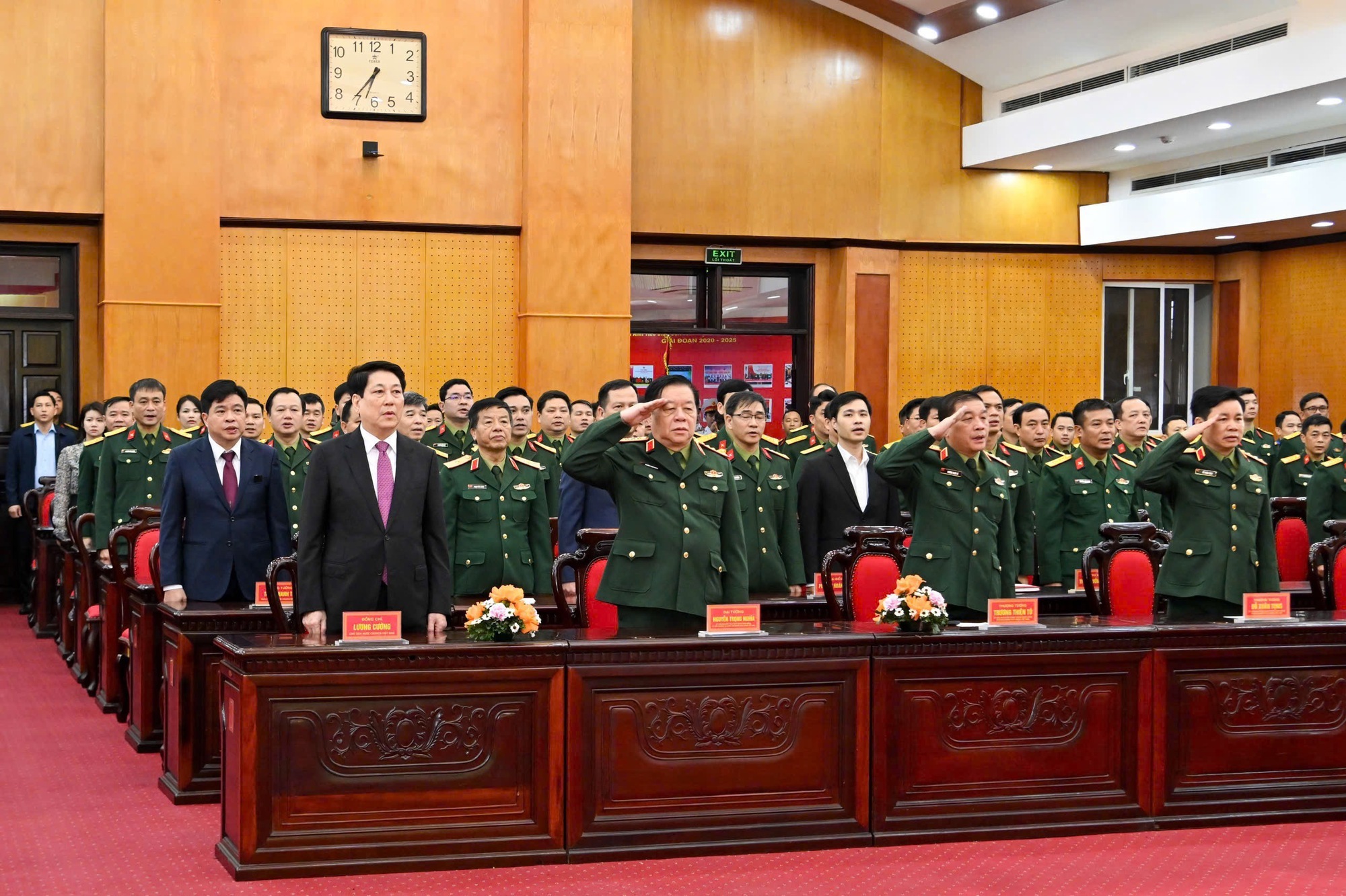 Chủ tịch nước Lương Cường; Đại tướng Nguyễn Trọng Nghĩa, Ủy viên Bộ Chính trị, Bí thư Trung ương Đảng, Chủ nhiệm Tổng cục Chính trị Quân đội nhân dân Việt Nam dự lễ chào cờ khai mạc ngày bầu cử tại Khu vực bỏ phiếu số 26, phường Hoàn Kiếm, thành phố Hà Nội. Ảnh: VGP
