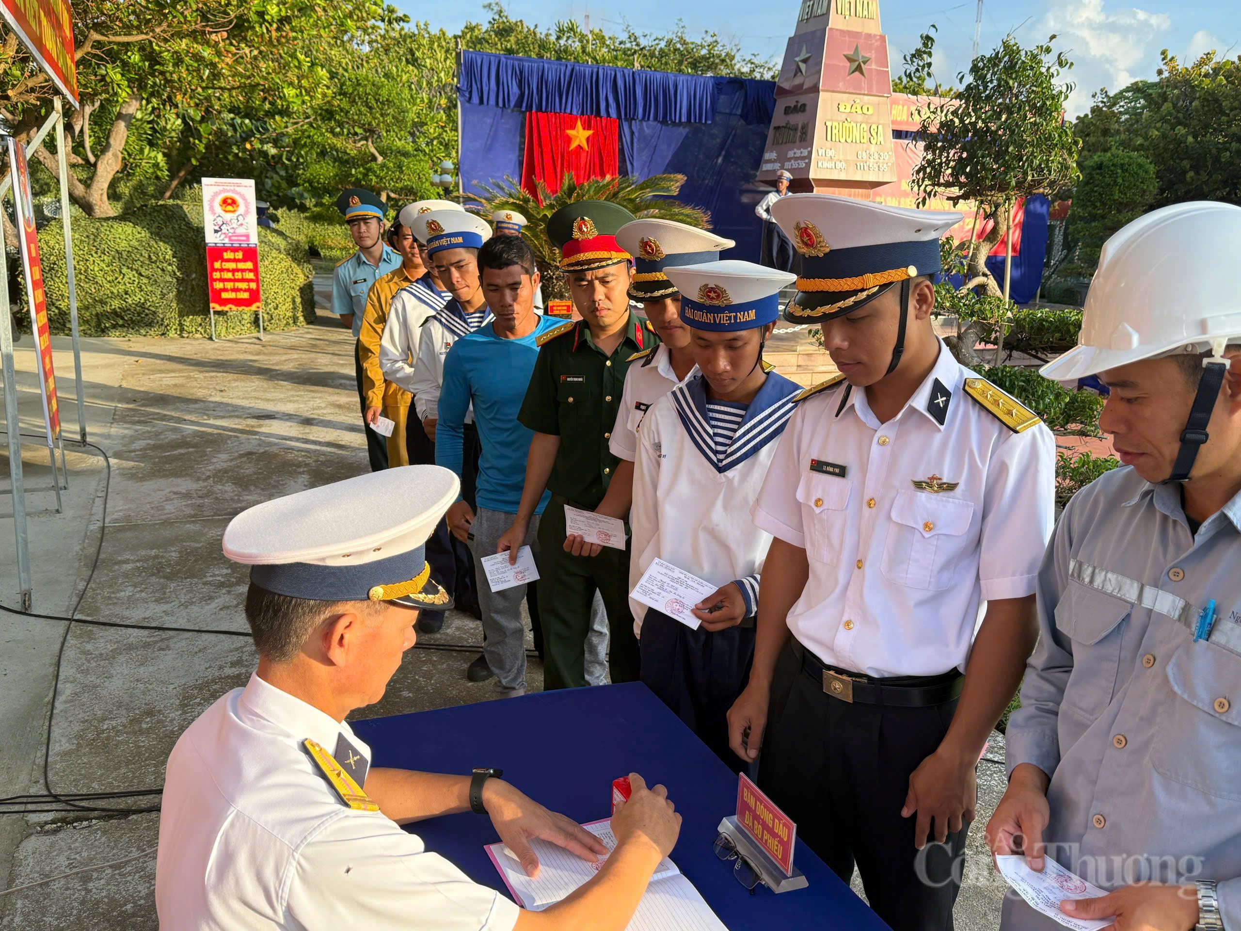 Hôm nay, gần 79 triệu cử tri cả nước đi bầu cử - 12