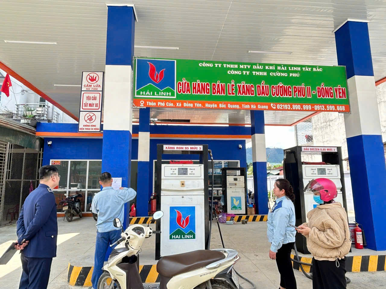 Lực lượng Quản lý thị trường tỉnh Tuyên Quang tuyên truyền, ký cam kết chấp hành quy định pháp luật trong kinh doanh Okivip tỷ lệ kèo World Cup 2026. Ảnh: Quản lý thị trường Tuyên Quang