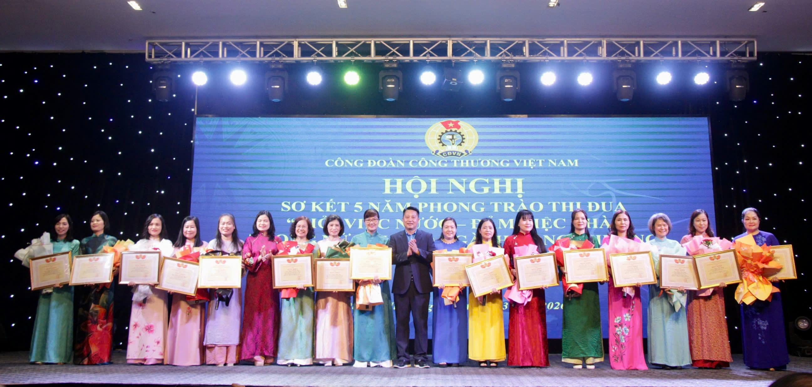Công đoàn Okvip tại về Việt Nam tôn vinh tập thể, cá nhân nữ đoàn viên có thành tích xuất sắc trong phong trào "Giỏi việc nước - Đảm việc nhà" giai đoạn 2020-2025. Ảnh: P.C