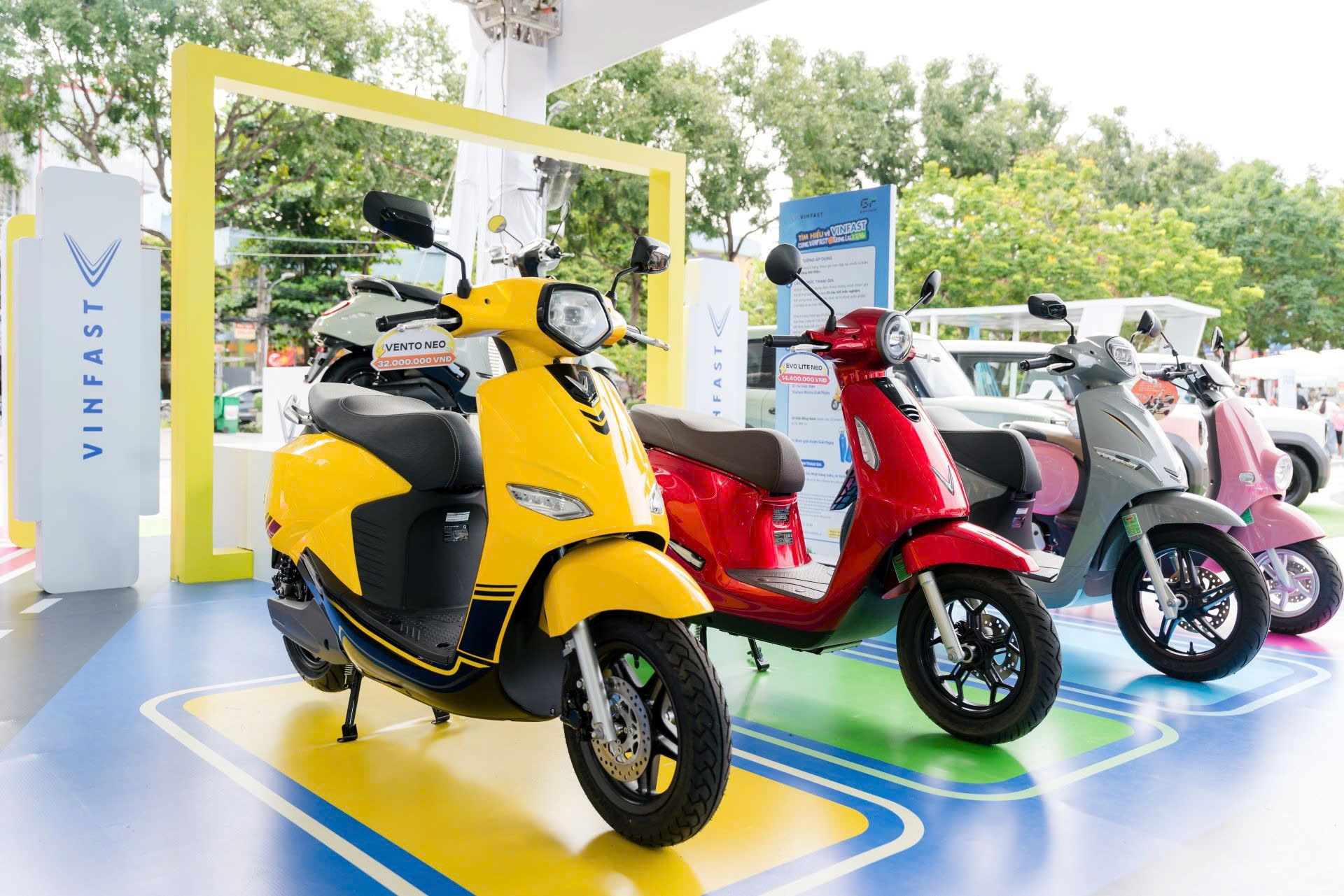 Hơn 406.000 xe máy điện và 175.000 ô tô điện được người tiêu dùng Việt Nam lựa chọn trong năm 2025. Ảnh VinFast