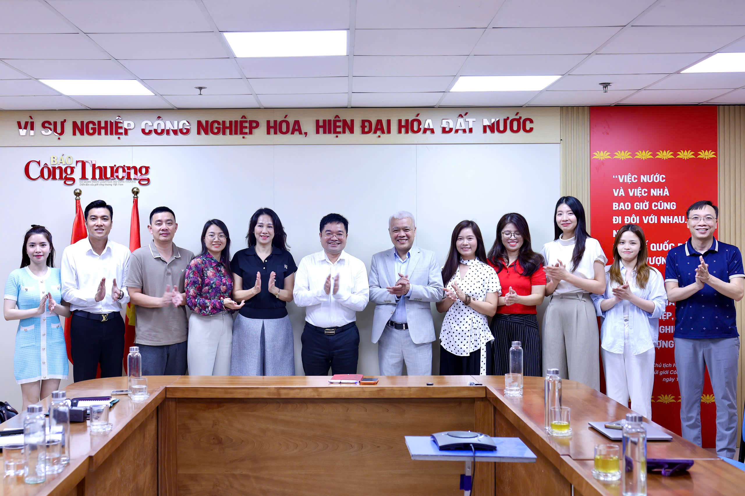 Lãnh đạo, đại diện Liên Minh OK VIP Giải Trí Cá Cược World Cup 2026 và TikTok Việt Nam chụp ảnh lưu niệm tại buổi Ok88vip tỷ lệ kèo World Cup 2026.