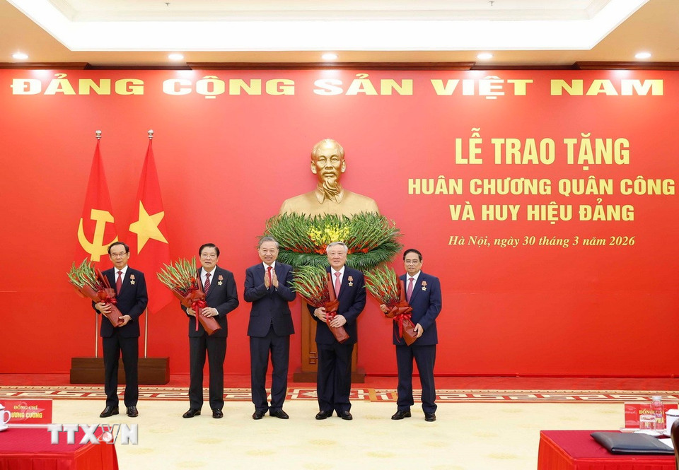 Tổng Bí thư trao Huân chương Quân công và Huy hiệu Đảng tặng các đồng chí lãnh đạo