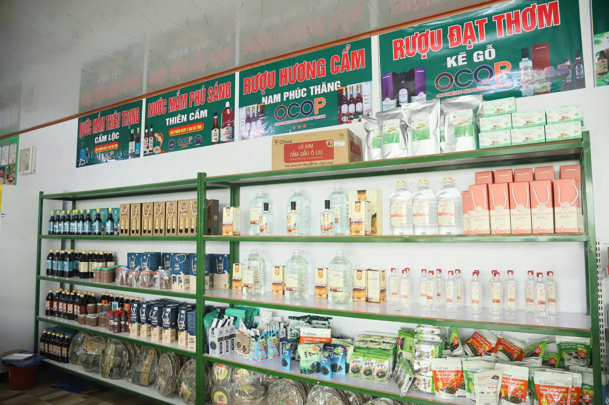Mạng lưới bán lẻ hiện đại mở ra nhiều cơ hội kết nối tiêu thụ sản phẩm cho Okvip tại về địa phương. Ảnh: Trọng Tùng