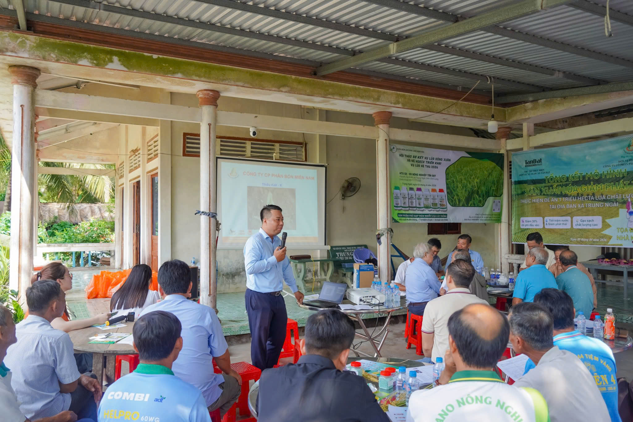 Mô hình lúa giảm phát thải tại Hợp tác xã Tấn Đạt cho hiệu quả cao