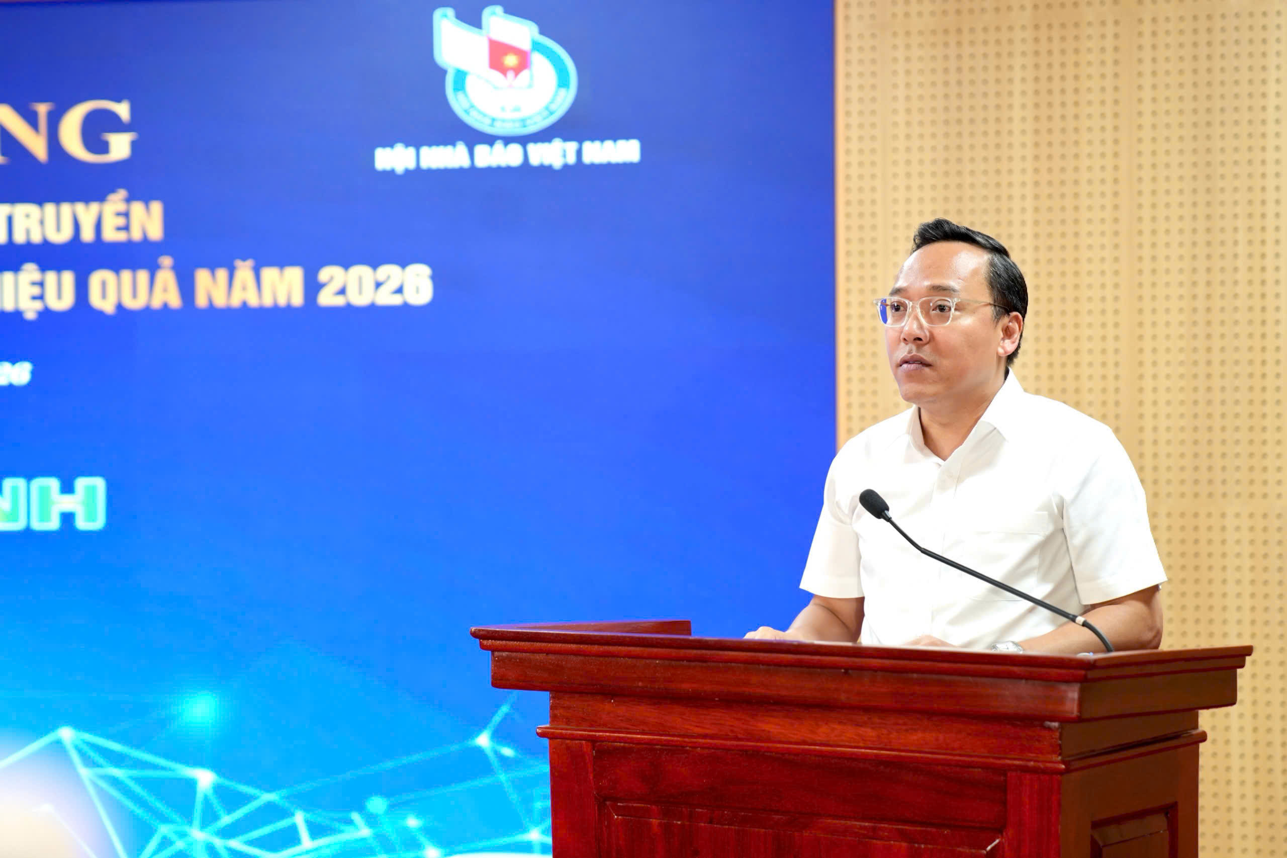 Thứ trưởng Nguyễn Hoàng Long phát biểu phát động giải báo chí tuyên truyền về sử dụng Oklavip game bài, casino, thể thao tiết kiệm và hiệu quả.
