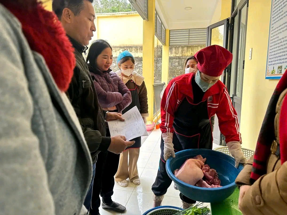 Thái Nguyên: Xử phạt cơ sở bán thịt lợn nhiễm bệnh vào bếp ăn trường mầm non