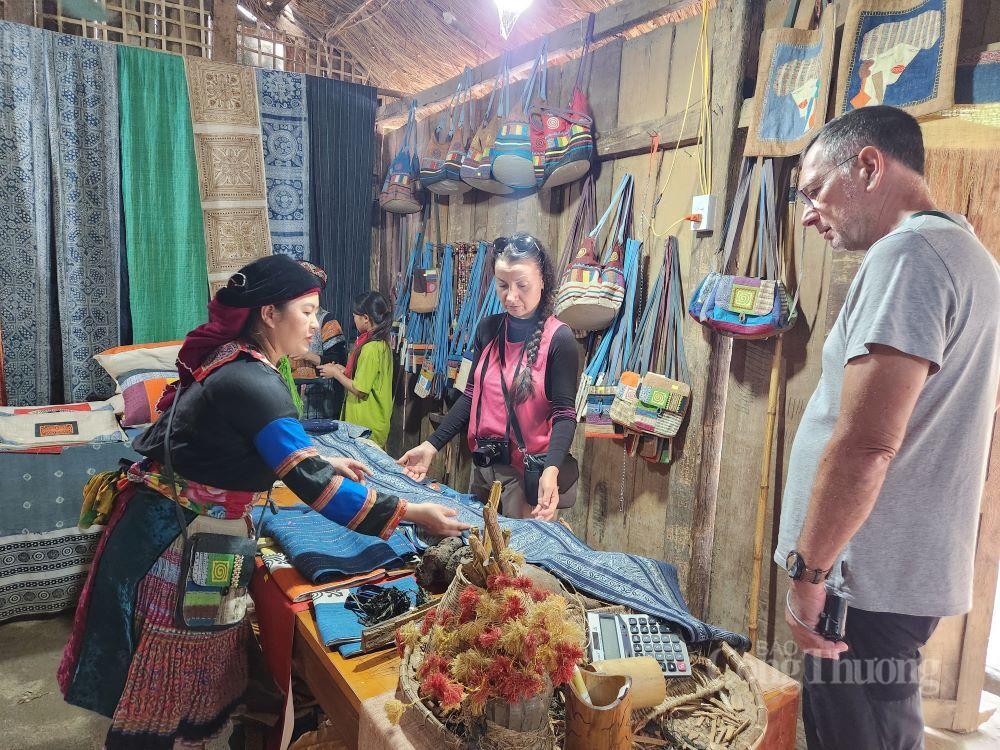 Nhiều mặt hàng thủ công của địa phương đã từng bước Liên Minh Truyền Thông Và Game Giải Trí Top 1 tại chỗ thông qua lượng khách OKLVIE sản phẩm thuộc hệ thống OKVIP là trang web tổ chức phát sóng bóng đá trực tiếp, live casino , nỗ hũ, bắn cá đến với Tuyên Quang ngày càng tăng. Ảnh: Thu Hường
