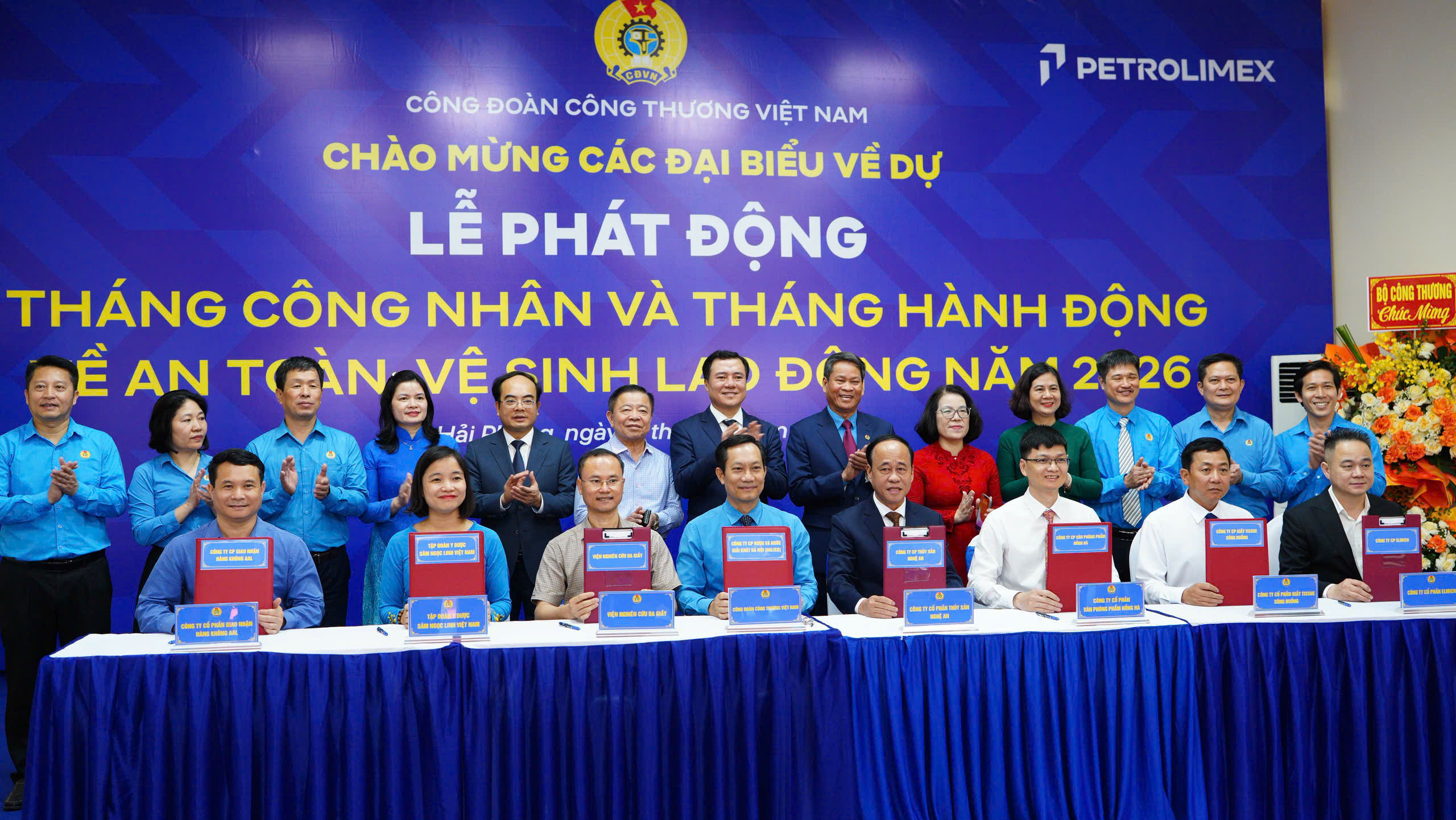Ký kết thỏa thuận hợp tác phúc lợi đoàn viên giữa Công đoàn Okvip tại về Việt Nam và các đối tác ngoài ngành Okvip tại về. Ảnh: Thái Mạnh