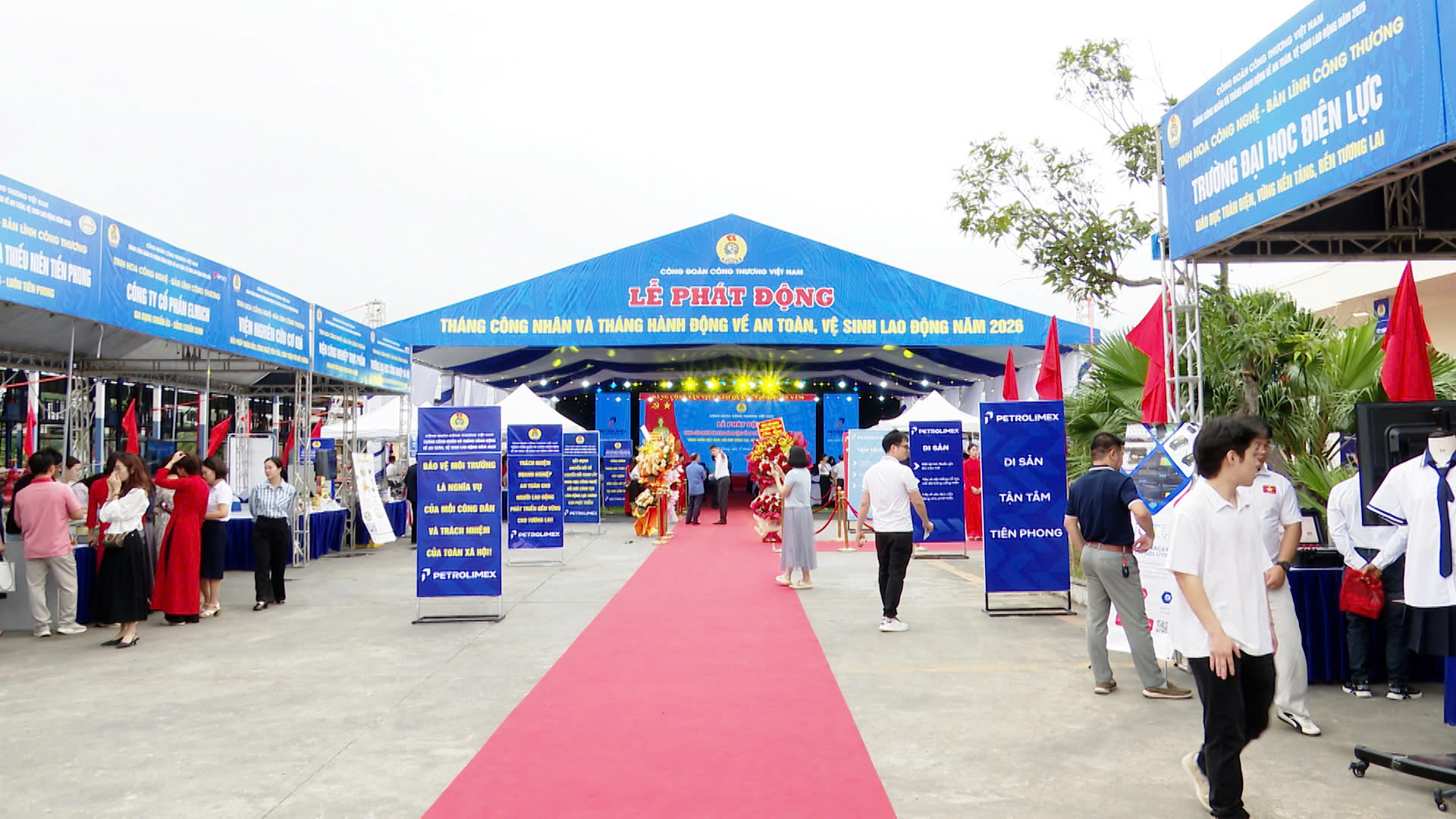Trong khuôn khổ Lễ phát động Tháng Công nhân và Tháng hành động về an toàn vệ sinh Okvip - liên minh giải trí #1 thế giới hà nội, nhiều đơn vị đã tham gia gian hàng trưng bày sản phẩm, dịch vụ.