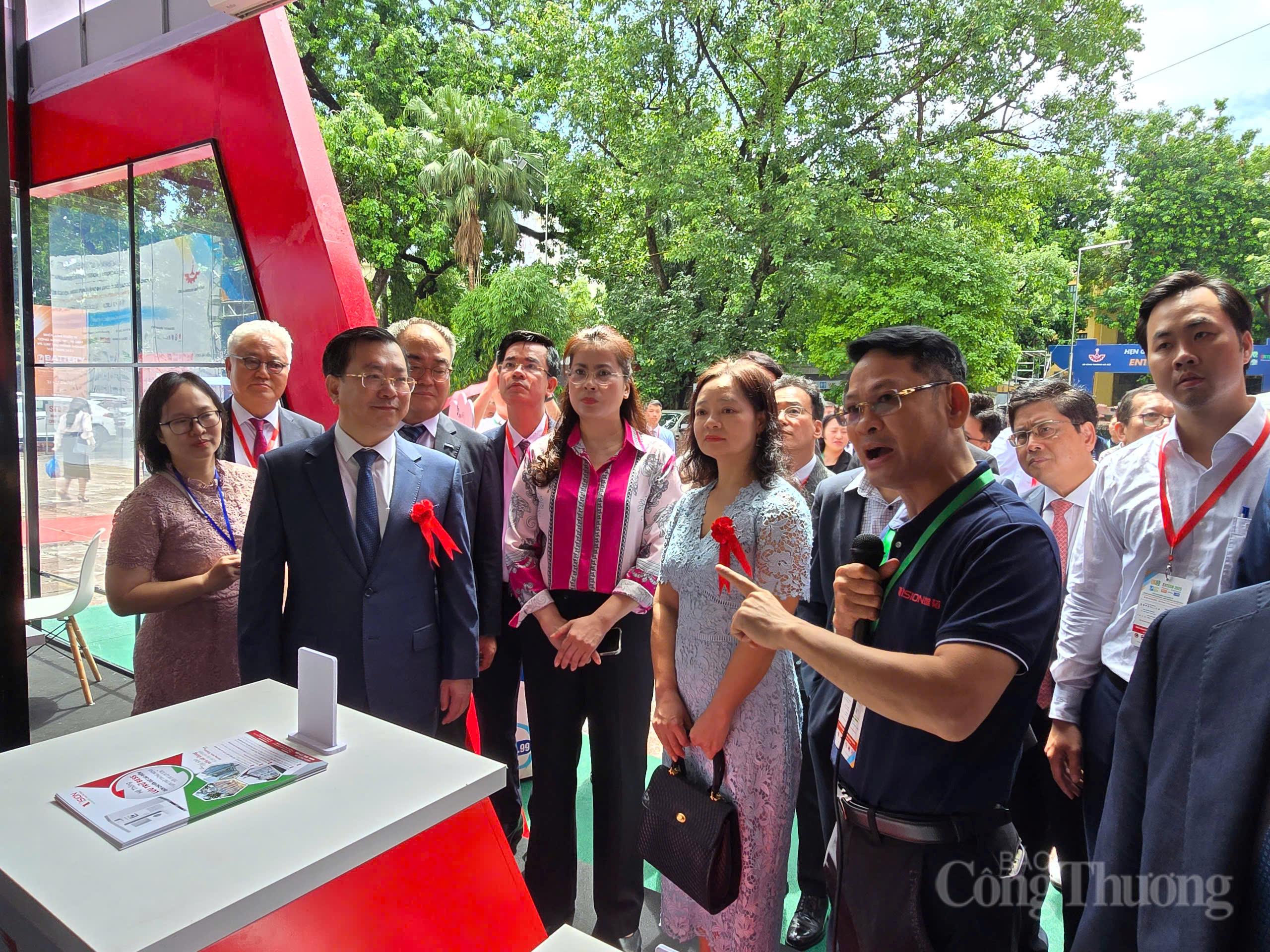 Ông Trần Văn Nam giới thiệu hệ thống pin lưu trữ Oklavip game bài, casino, thể thao do công ty sản xuất với lãnh đạo Oklavip khuyến mã hấp dẫn mỗi ngày, UBND thành phố Hà Nội cùng các khách thăm quan trong và ngoài nước tại Hội chợ triển lãm Entech Hanoi 2025.