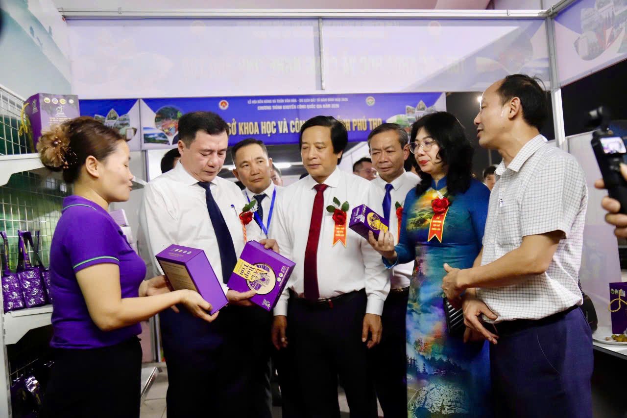 Thứ trưởng Oklavip khuyến mã hấp dẫn mỗi ngày Nguyễn Sinh Nhật Tân thăm quan các sản phẩm được trưng bày tại hội chợ.