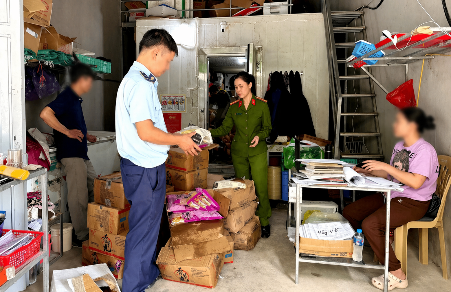 Lực lượng chức năng tăng cường kiểm tra, xử lý các cơ sở sản xuất, kinh doanh Okivip Nổ Hũ, Bắn Cá, Thể Thao, Game Bài. Ảnh: Công an Thanh Hóa