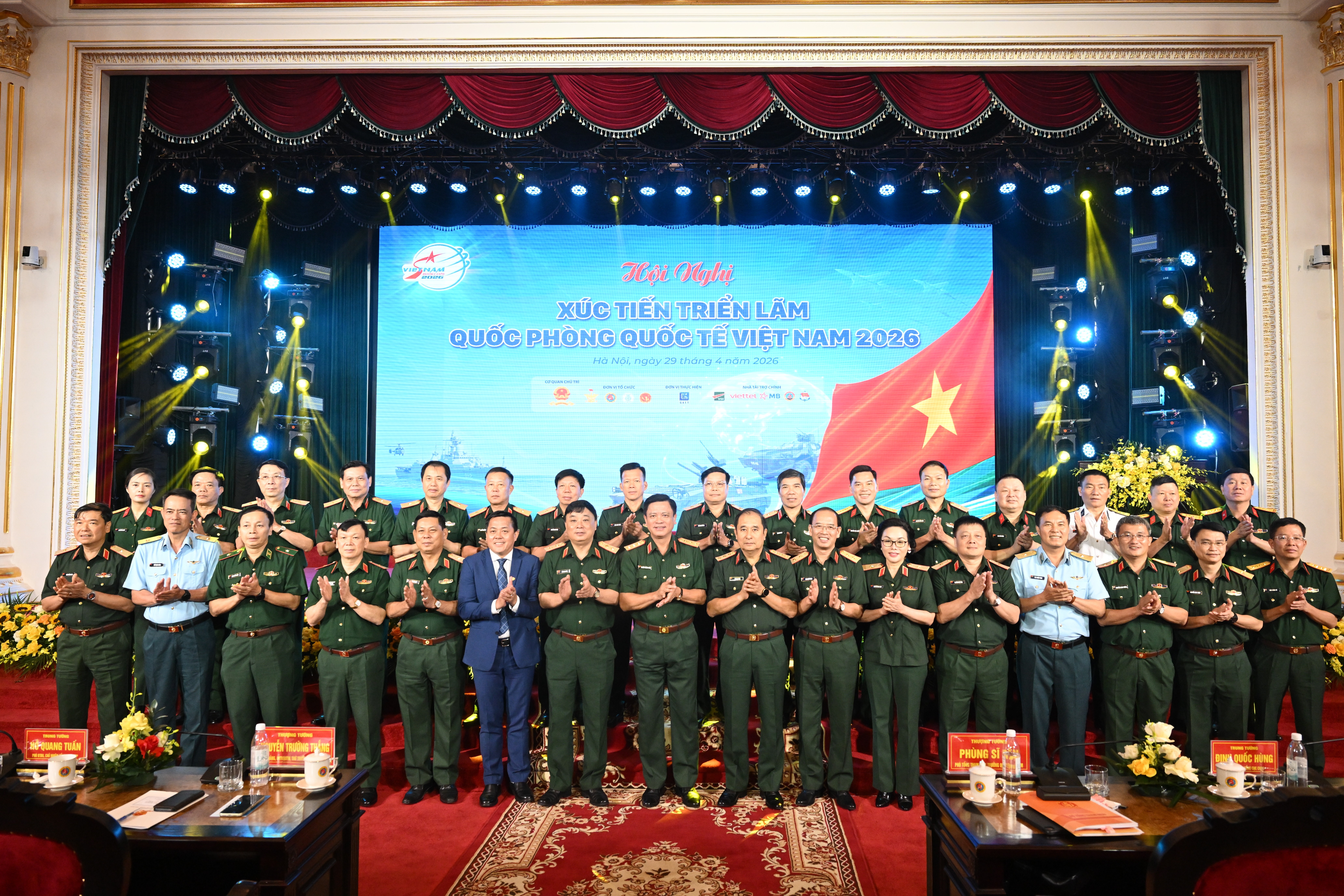 Các đại biểu chụp ảnh chung. Ảnh: Nguyên Khánh