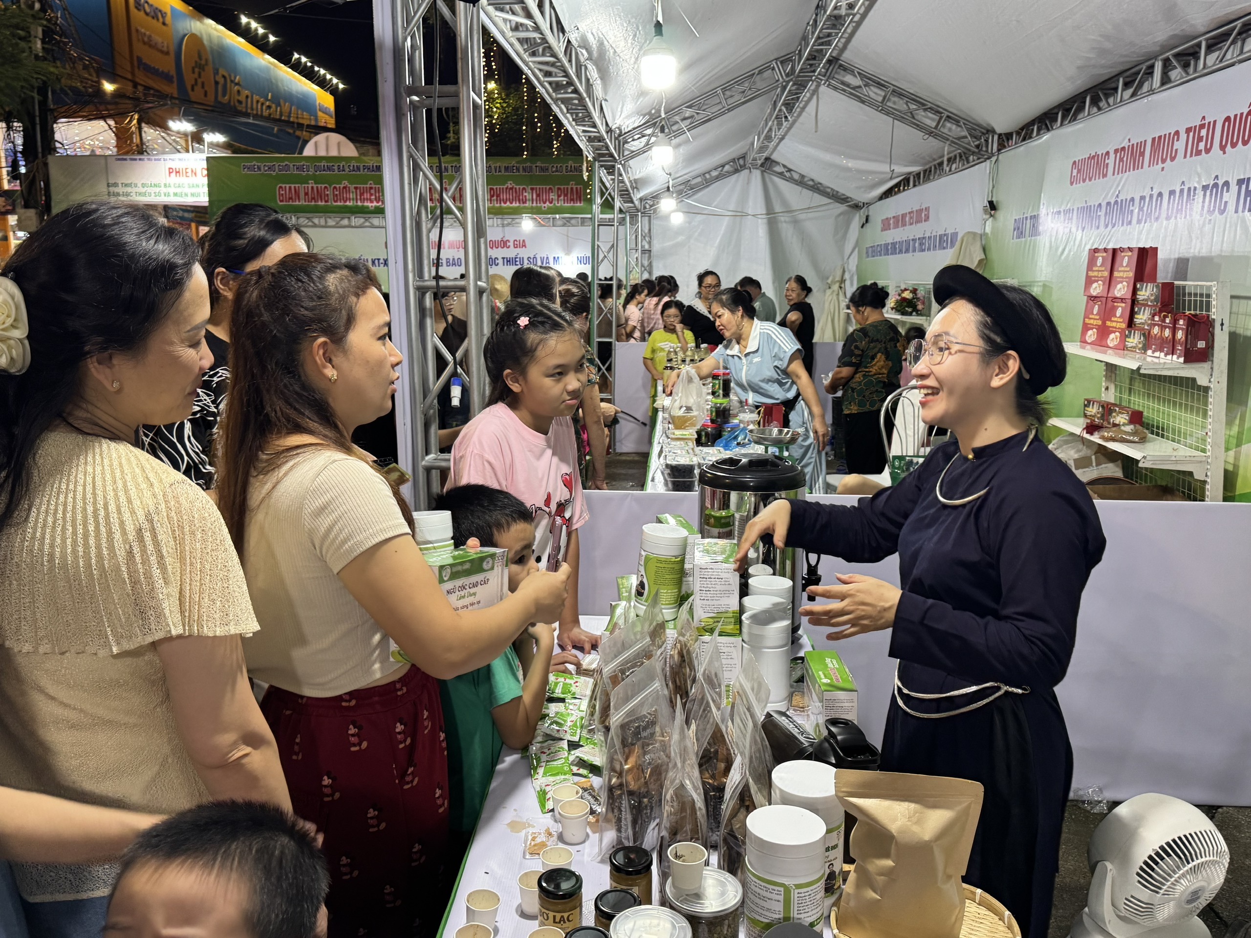Cao Bằng: Tổng mức bán lẻ hàng hóa và doanh thu tiêu dùng tăng 15,23%
