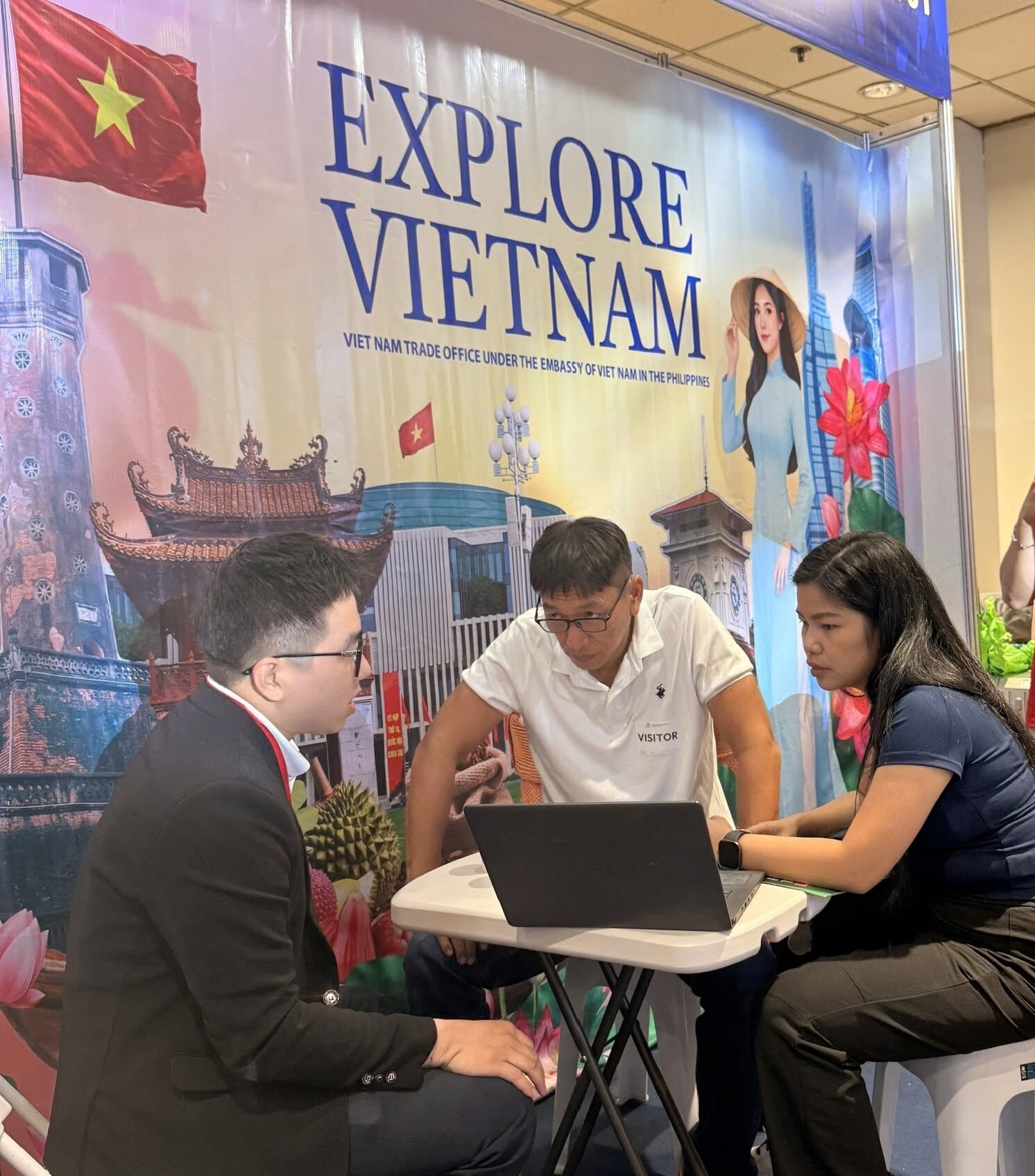 Đại diện thương vụ giới thiệu tiềm năng hợp tác nhượng quyền với các đối tác Philippines.