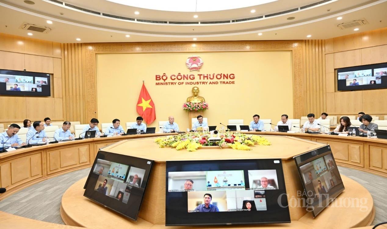 Bộ trưởng Lê Mạnh Hùng làm việc với Cục Xúc tiến thương mại