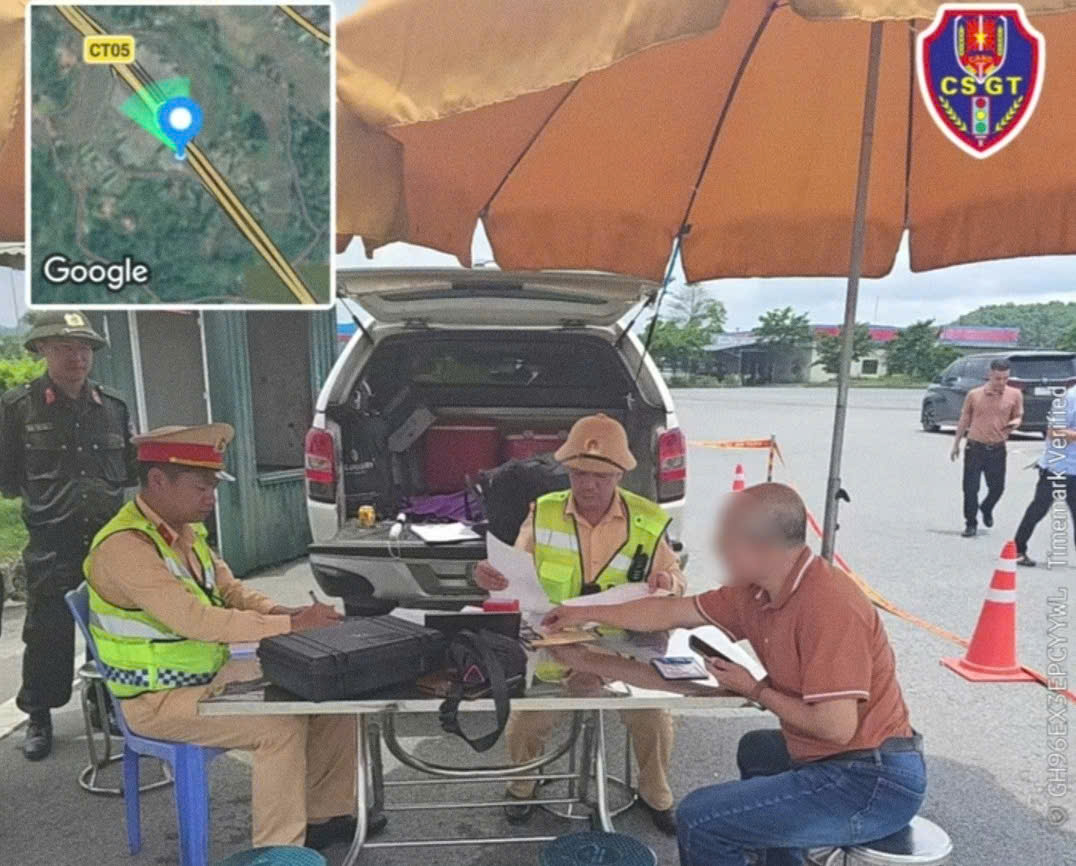 Lực lượng Cảnh sát giao thông xử lý trường hợp lái xe vi phạm giao thông trong ngày 21/5. Ảnh: Cục Cảnh sát giao thông
