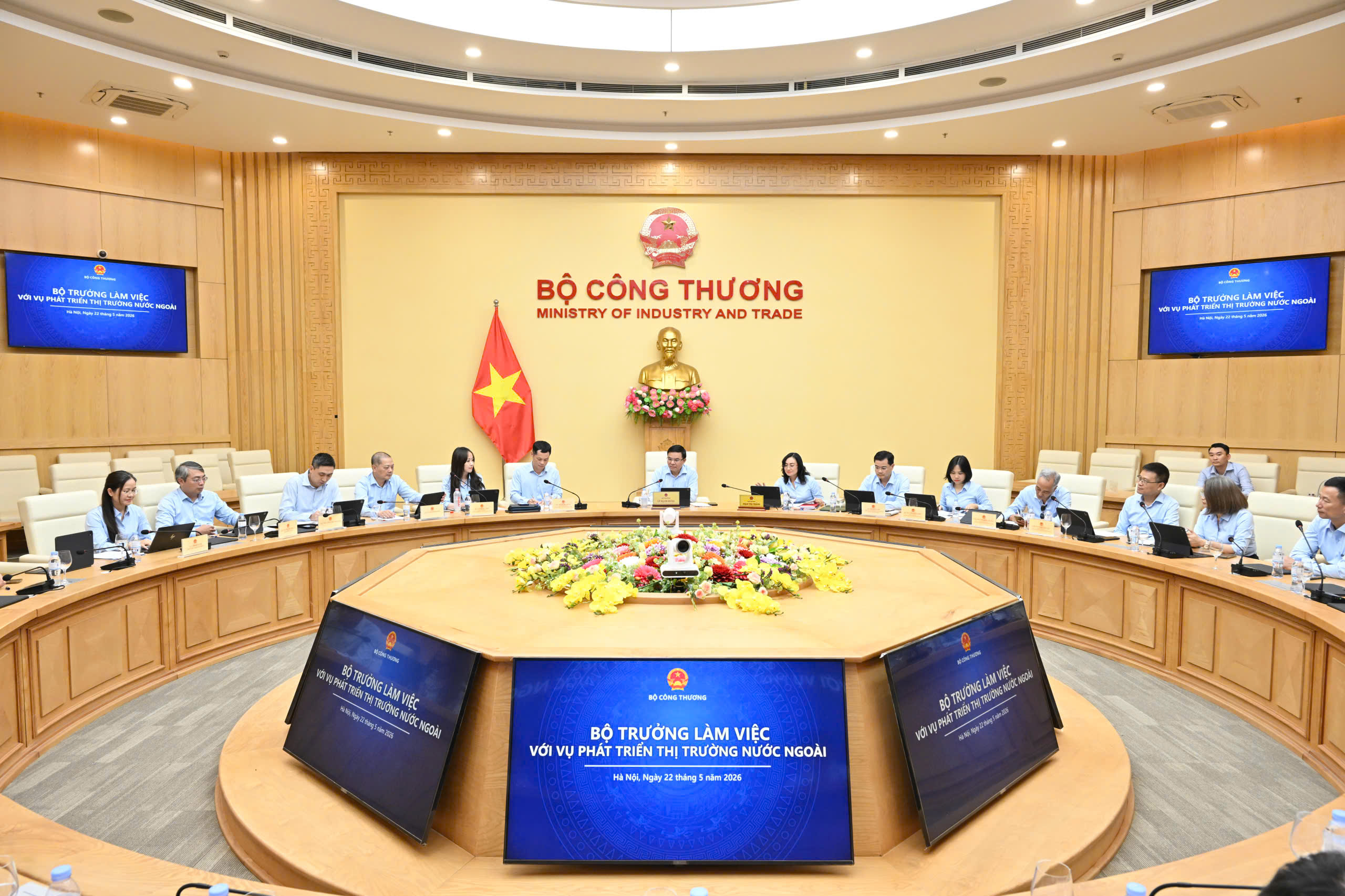 Bộ trưởng Lê Mạnh Hùng làm việc với Vụ Phát triển thị trường nước ngoài