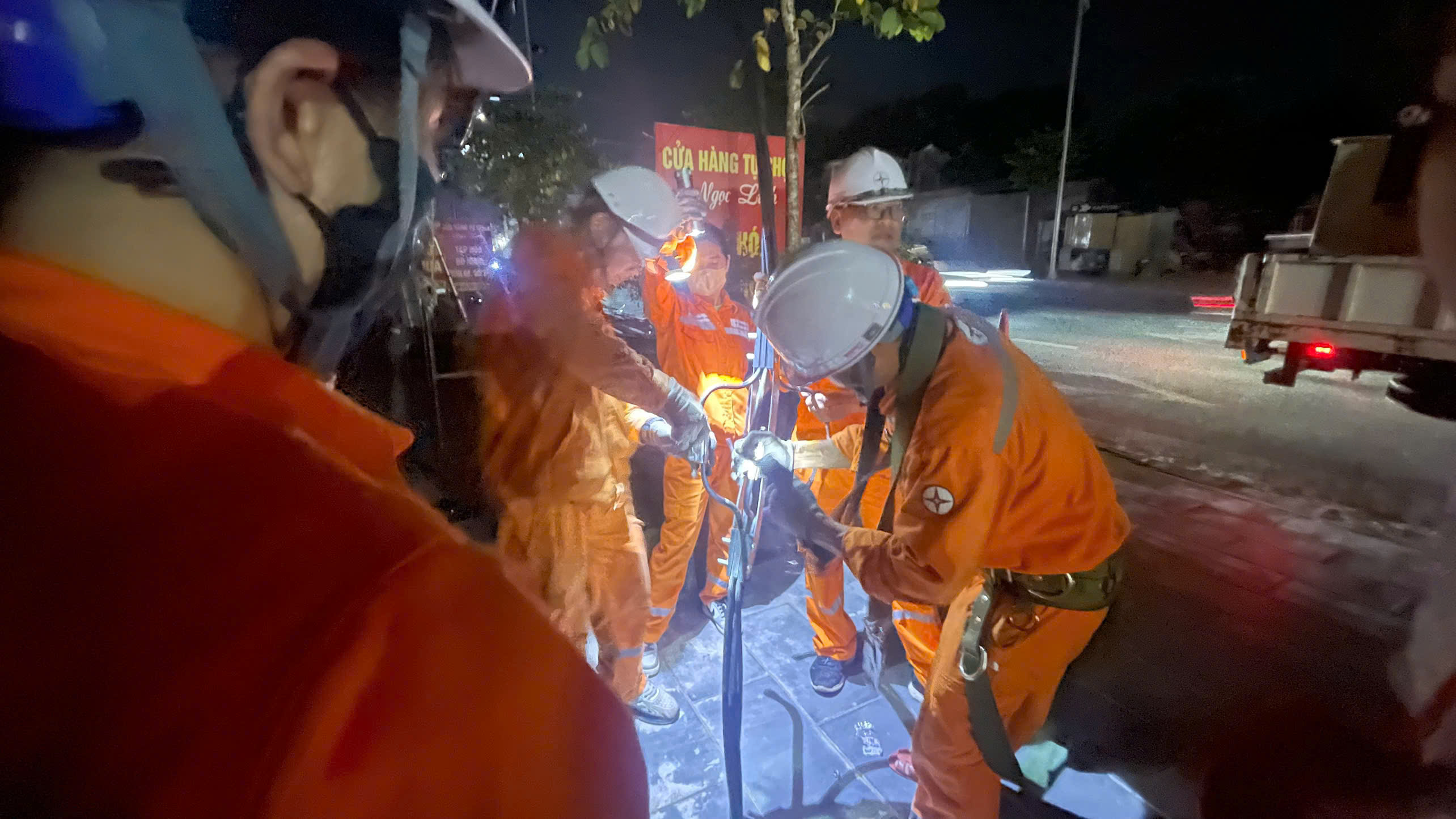 Nhân viên điện lực xuyên đêm khắc phục sự cố.