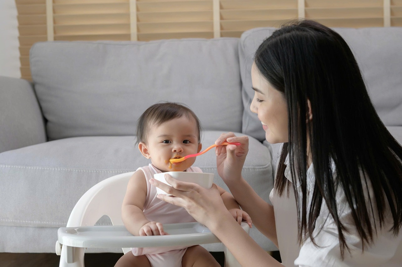 Vì sao mẹ Gen Z đang thay đổi hoàn toàn cách cho con ăn dặm?