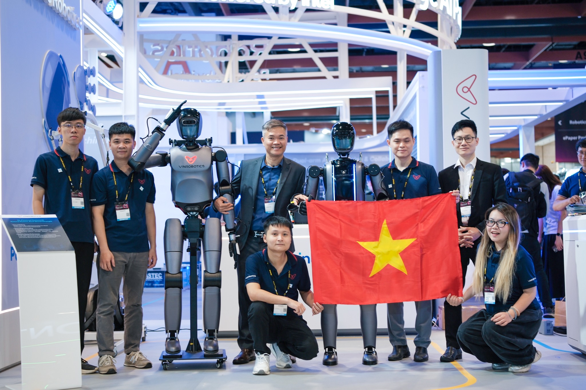 VinRobotics trình diễn người máy Việt Nam tại diễn đàn quốc tế
