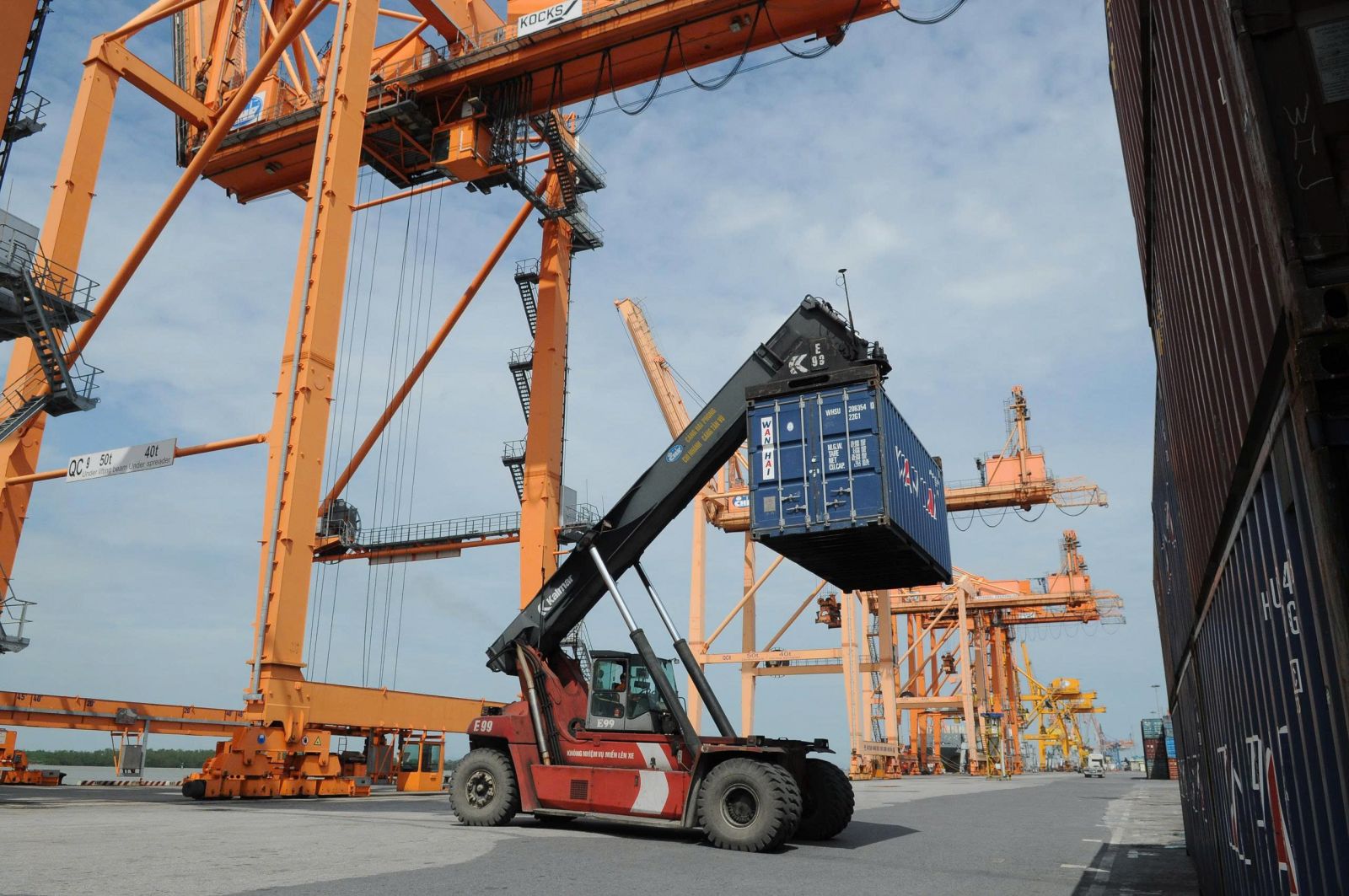 Gỡ điểm nghẽn logistics, mở rộng thương mại Việt Nam - ASEAN