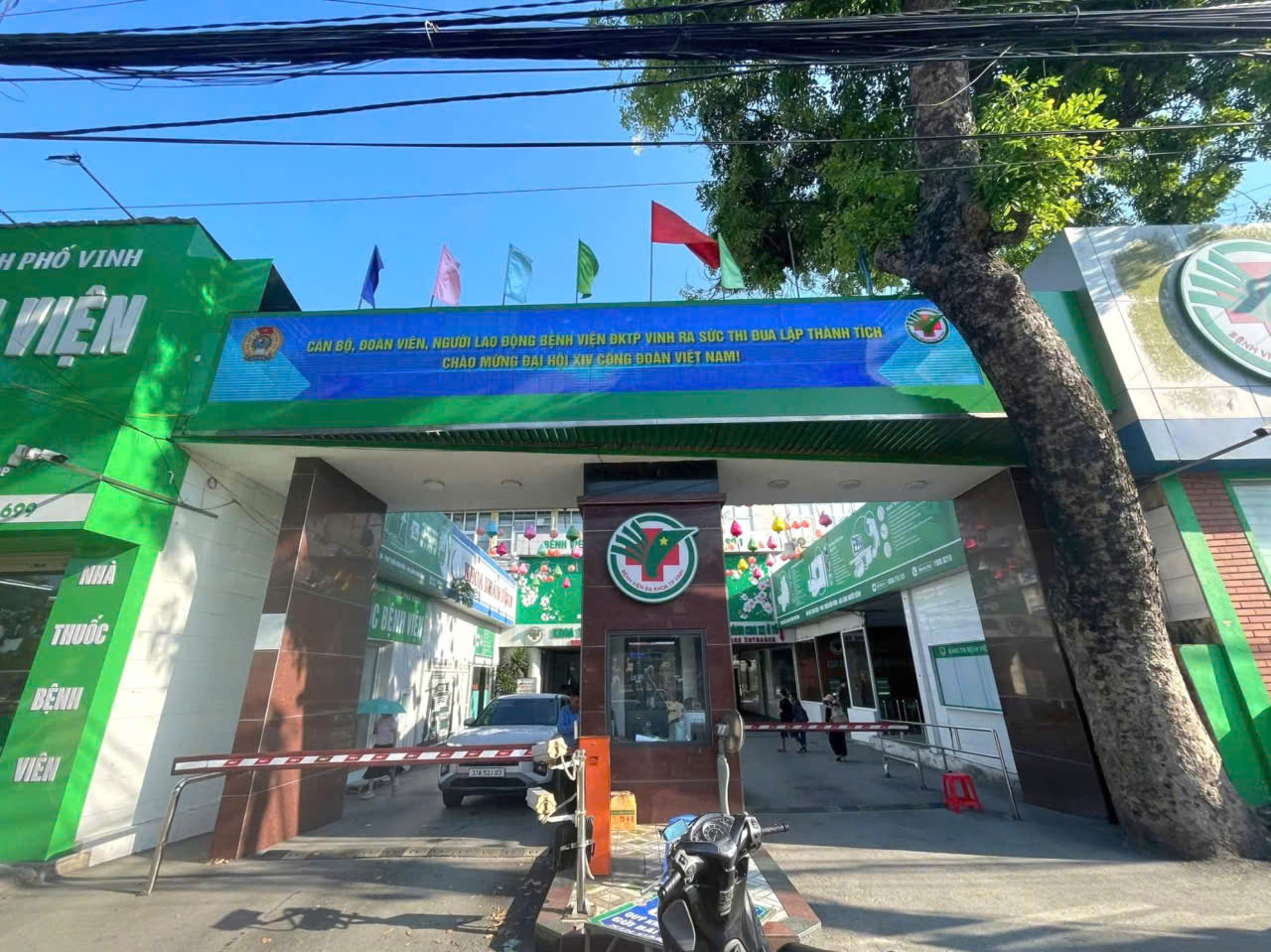 Nhiều pano, áp phích, băng rôn, khẩu hiệu tuyên truyền về Okvip69.com bán cá nổ hủ XIV Công đoàn Việt Nam. Ảnh: Hoàng Yến