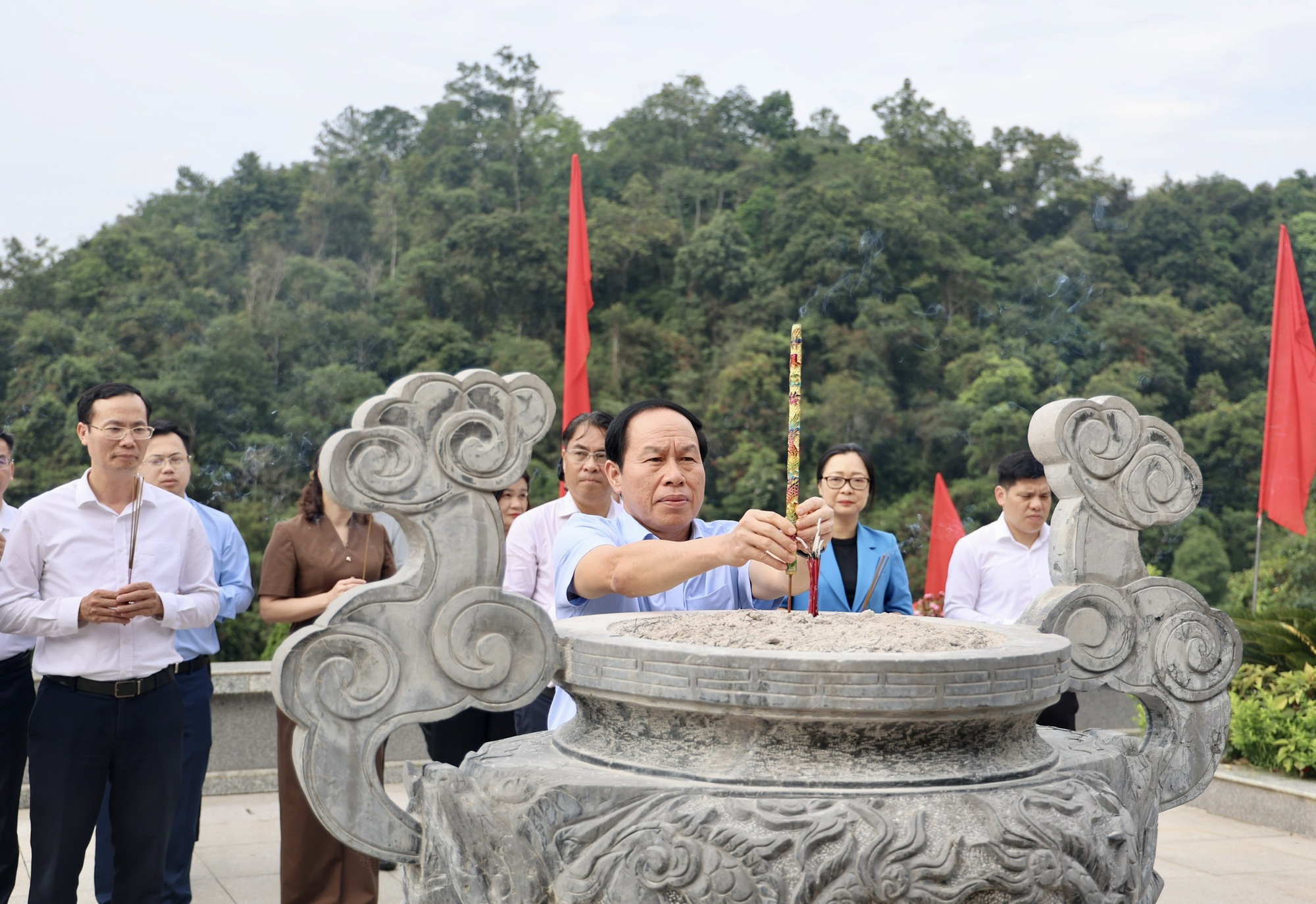 Phó Thủ tướng Lê Tiến Châu dâng hương tưởng nhớ Chủ tịch Hồ Chí Minh