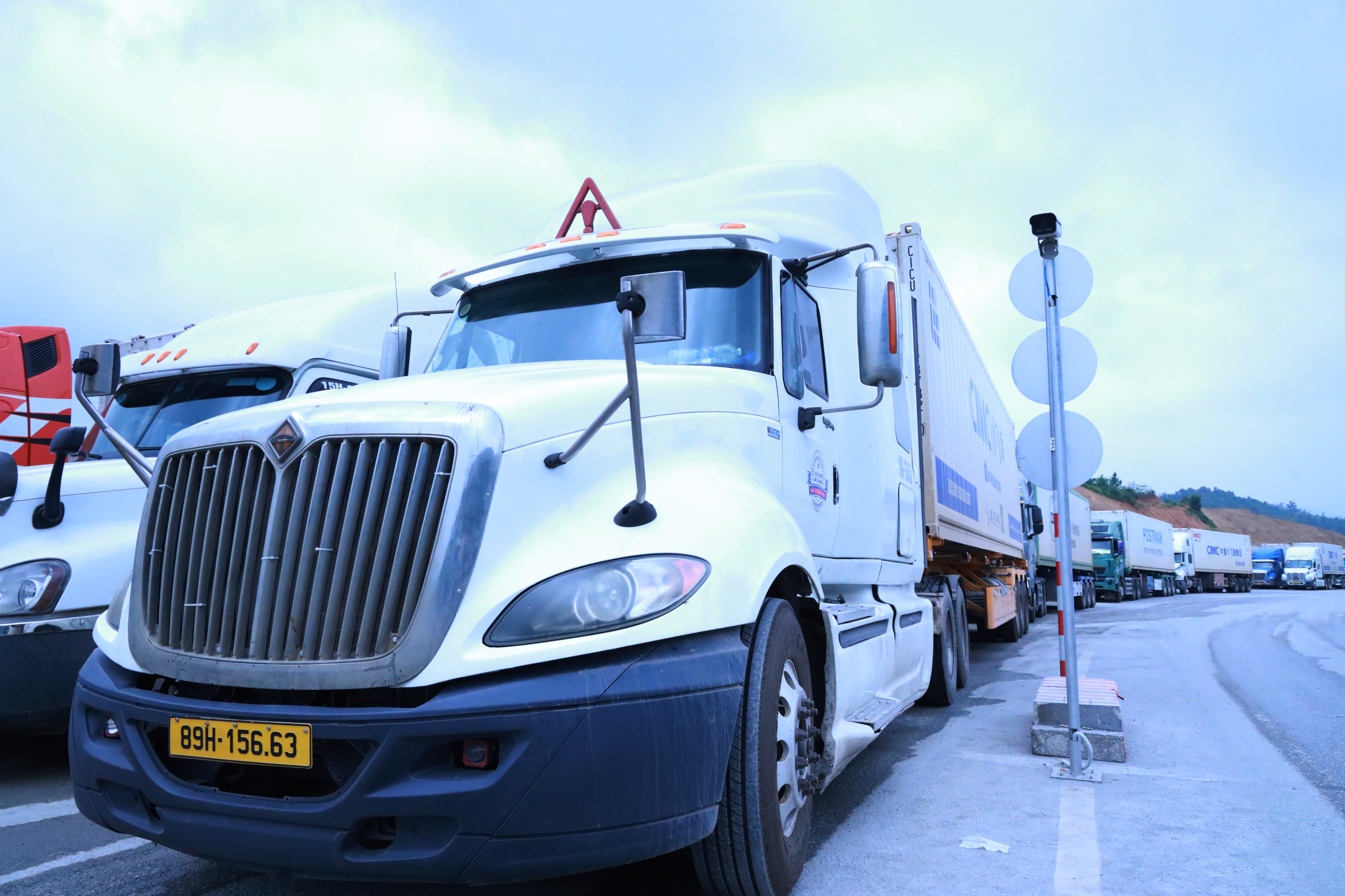 Cửa khẩu Hữu Nghị tấp nập xe hàng xuất nhập khẩu