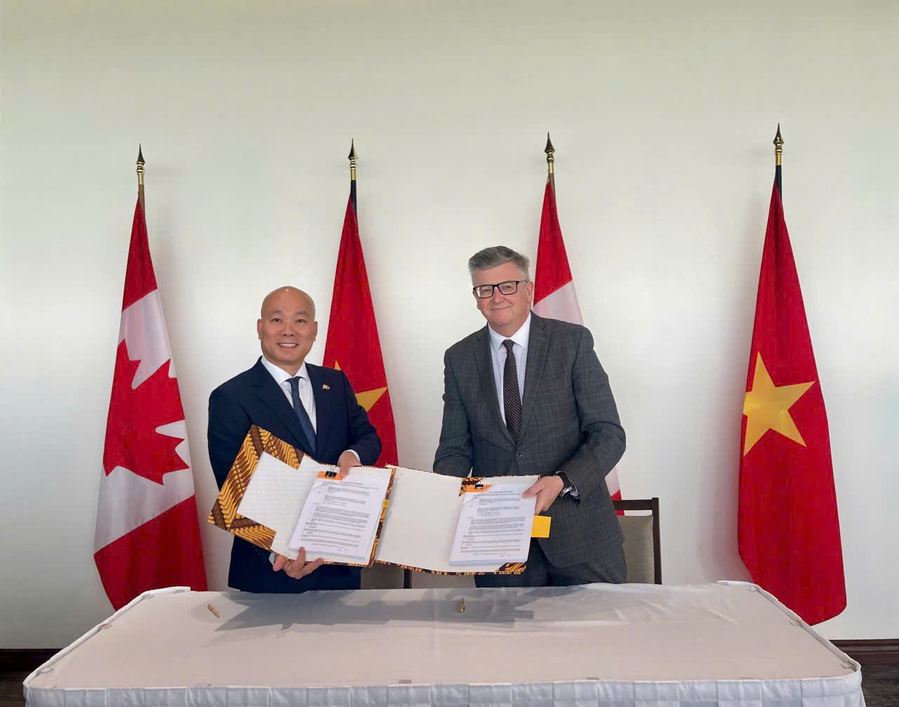 Kỳ họp lần III Ủy ban Hỗn hợp về Kinh tế Việt Nam - Canada khẳng định quyết tâm của Việt Nam và Canada trong việc thúc đẩy hợp tác kinh tế, làm sâu sắc hơn Quan hệ Đối tác Toàn diện.