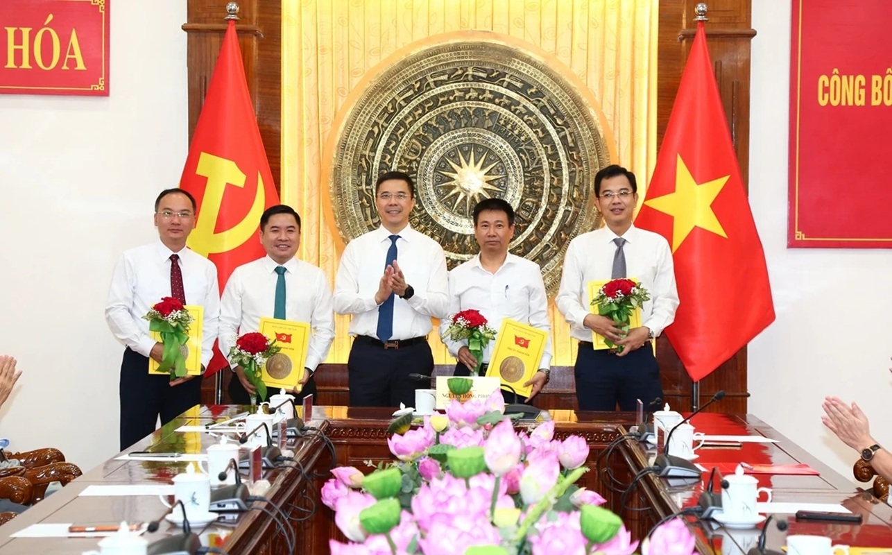 Thanh Hóa công bố và trao quyết định điều động, bổ nhiệm nhiều cán bộ chủ chốt