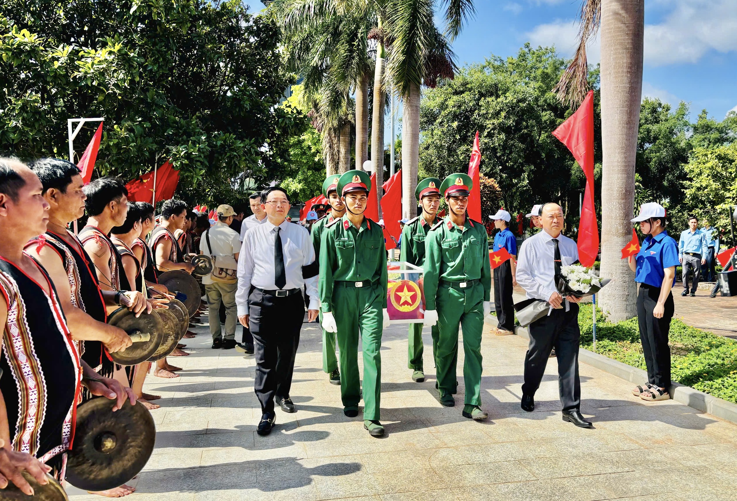 Phó Thủ tướng Hồ Quốc Dũng dự lễ truy điệu, an táng 18 hài cốt liệt sĩ quân tình nguyện hy sinh tại Campuchia