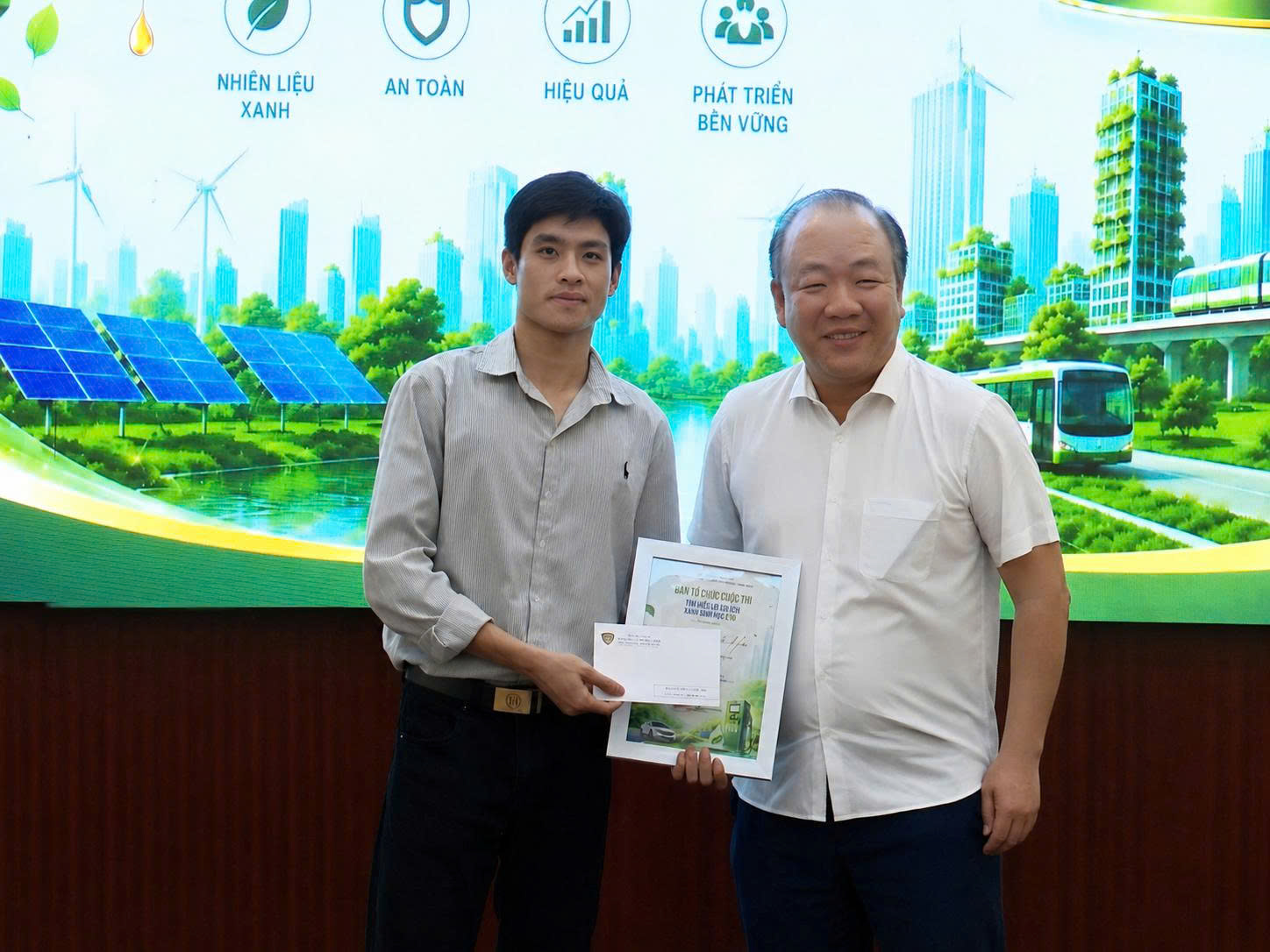 Over 11,500 entries join E10 biofuel contest online round awards in Hanoi event